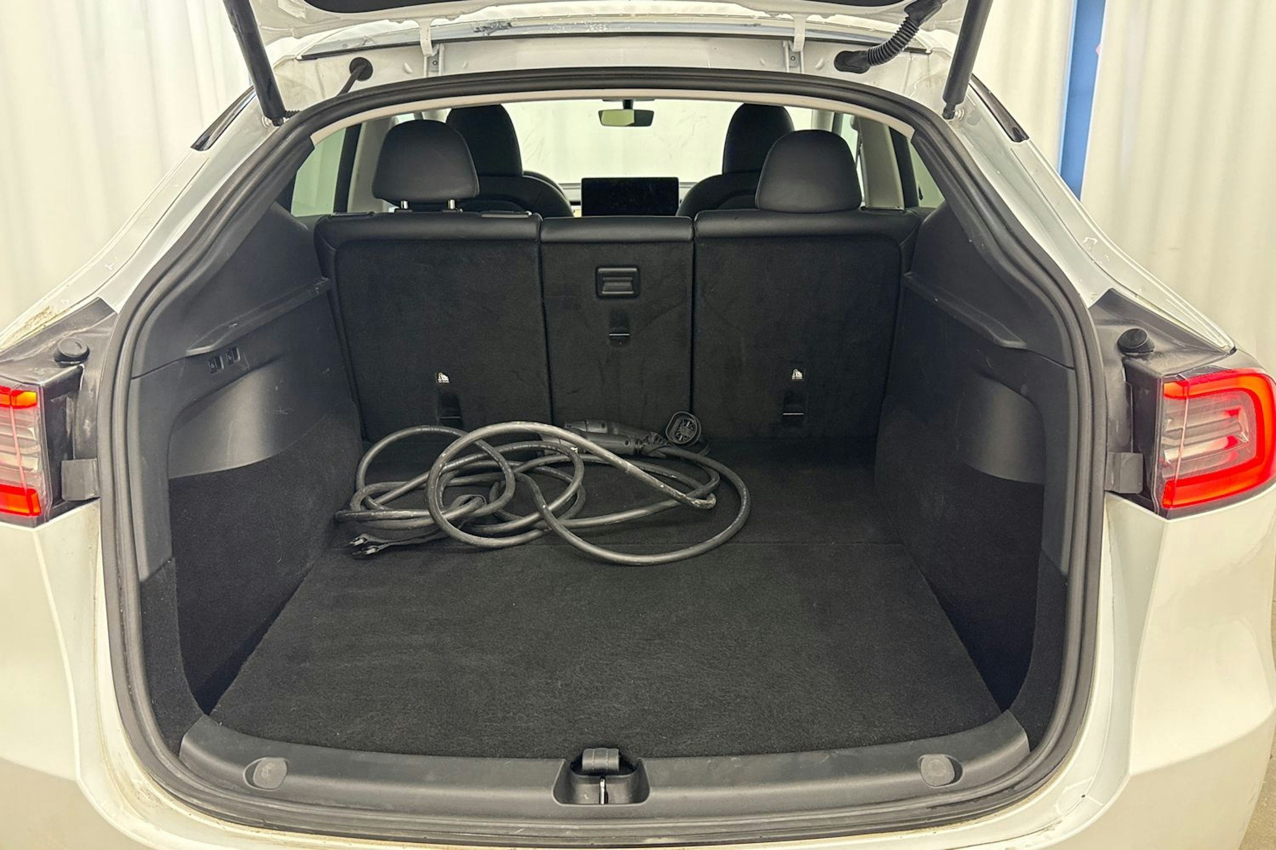 valkoinen Tesla Model Y 2023 kuva 14.