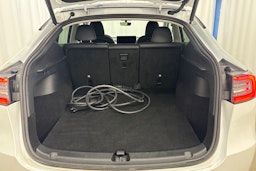 valkoinen Tesla Model Y 2023 kuva 14.