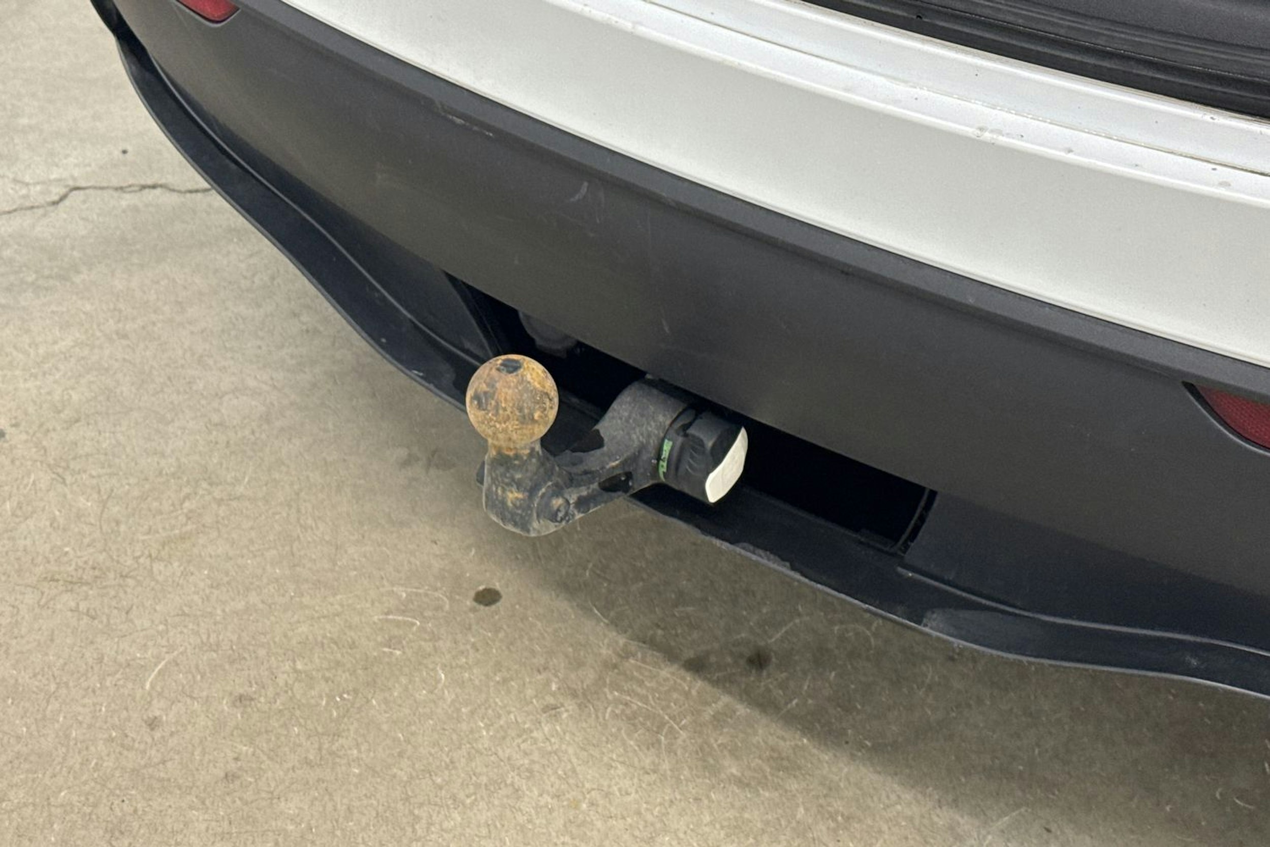 valkoinen Tesla Model Y 2023 kuva 15.