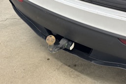 valkoinen Tesla Model Y 2023 kuva 15.