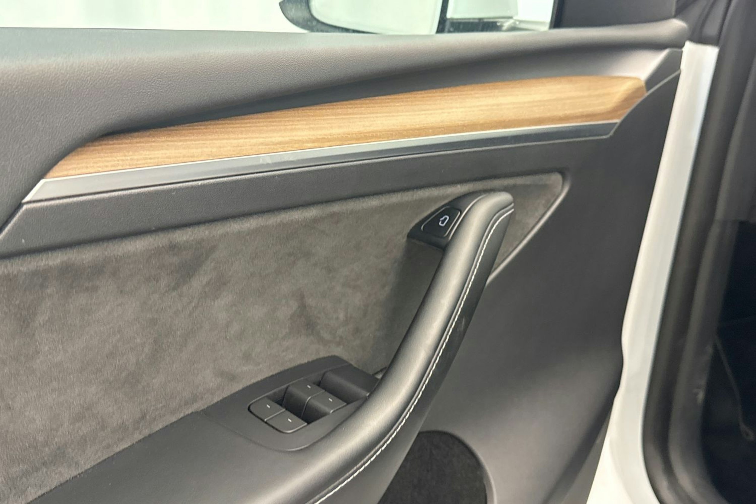 valkoinen Tesla Model Y 2023 kuva 16.