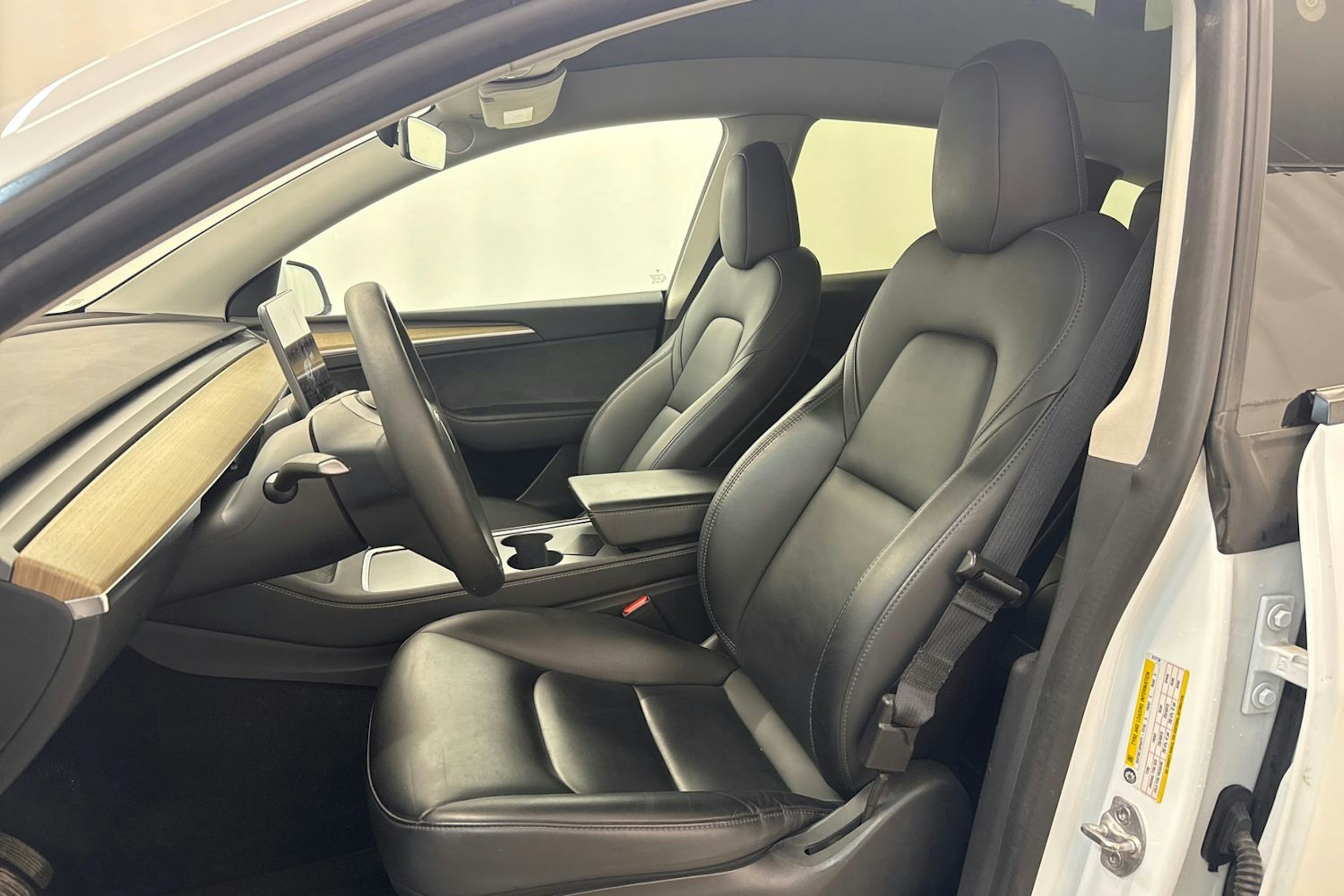 valkoinen Tesla Model Y 2023 kuva 17.