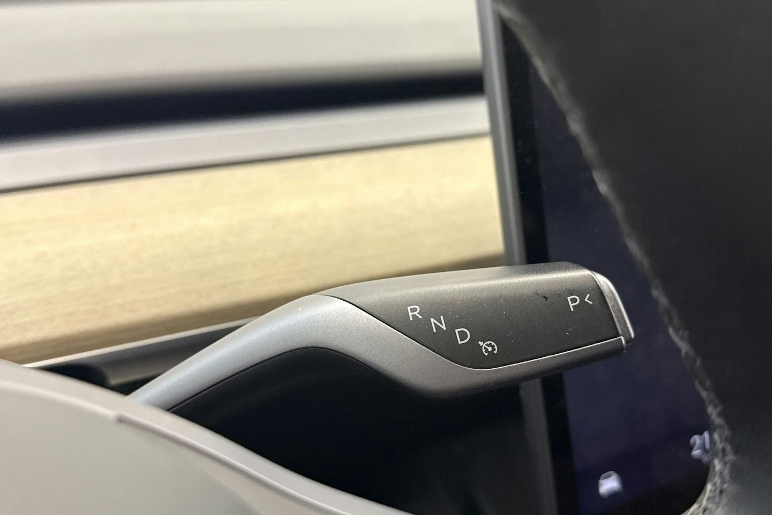 valkoinen Tesla Model Y 2023 kuva 18.