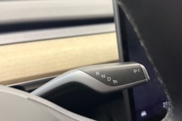 valkoinen Tesla Model Y 2023 kuva 18.