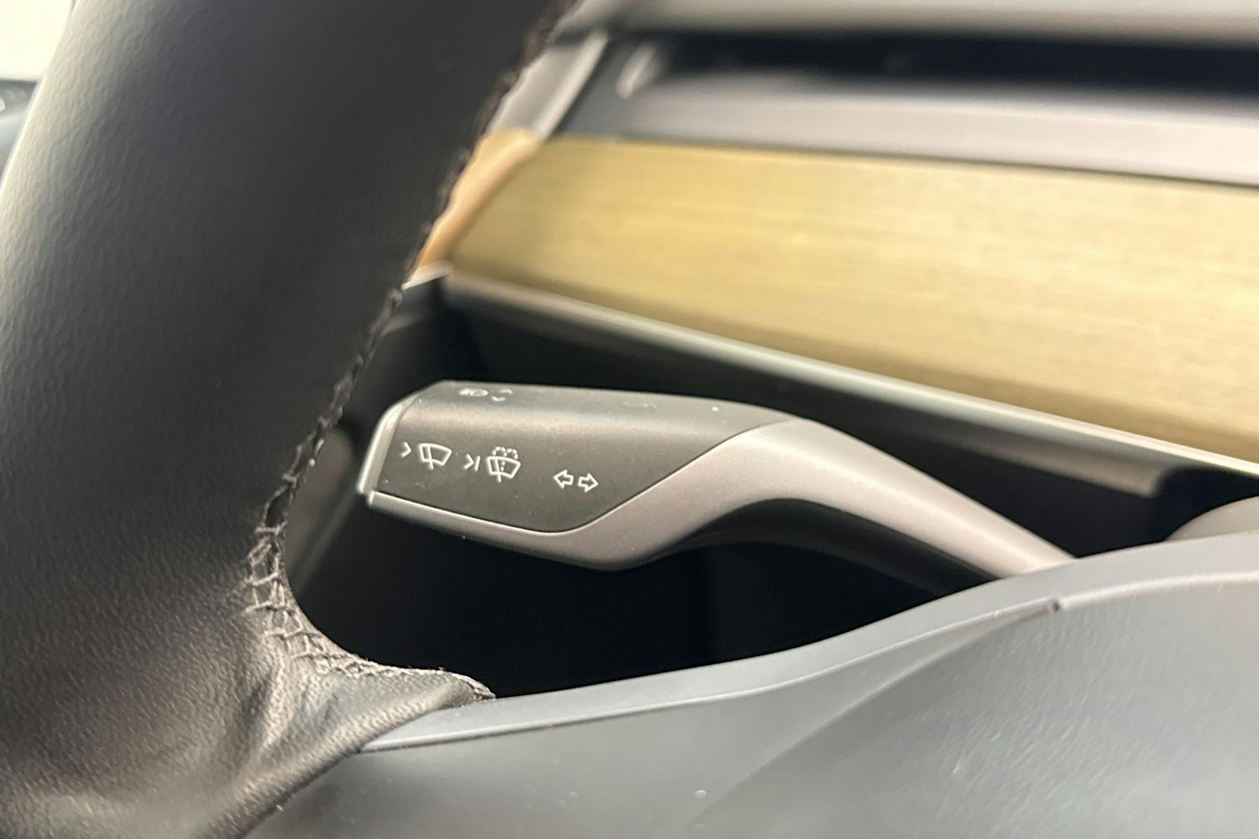 valkoinen Tesla Model Y 2023 kuva 19.