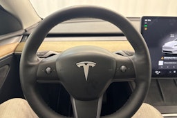 valkoinen Tesla Model Y 2023 kuva 20.