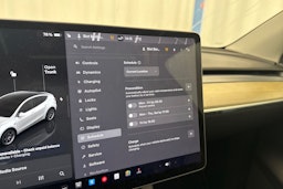 valkoinen Tesla Model Y 2023 kuva 27.