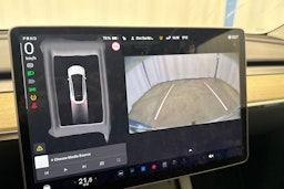 valkoinen Tesla Model Y 2023 kuva 28.