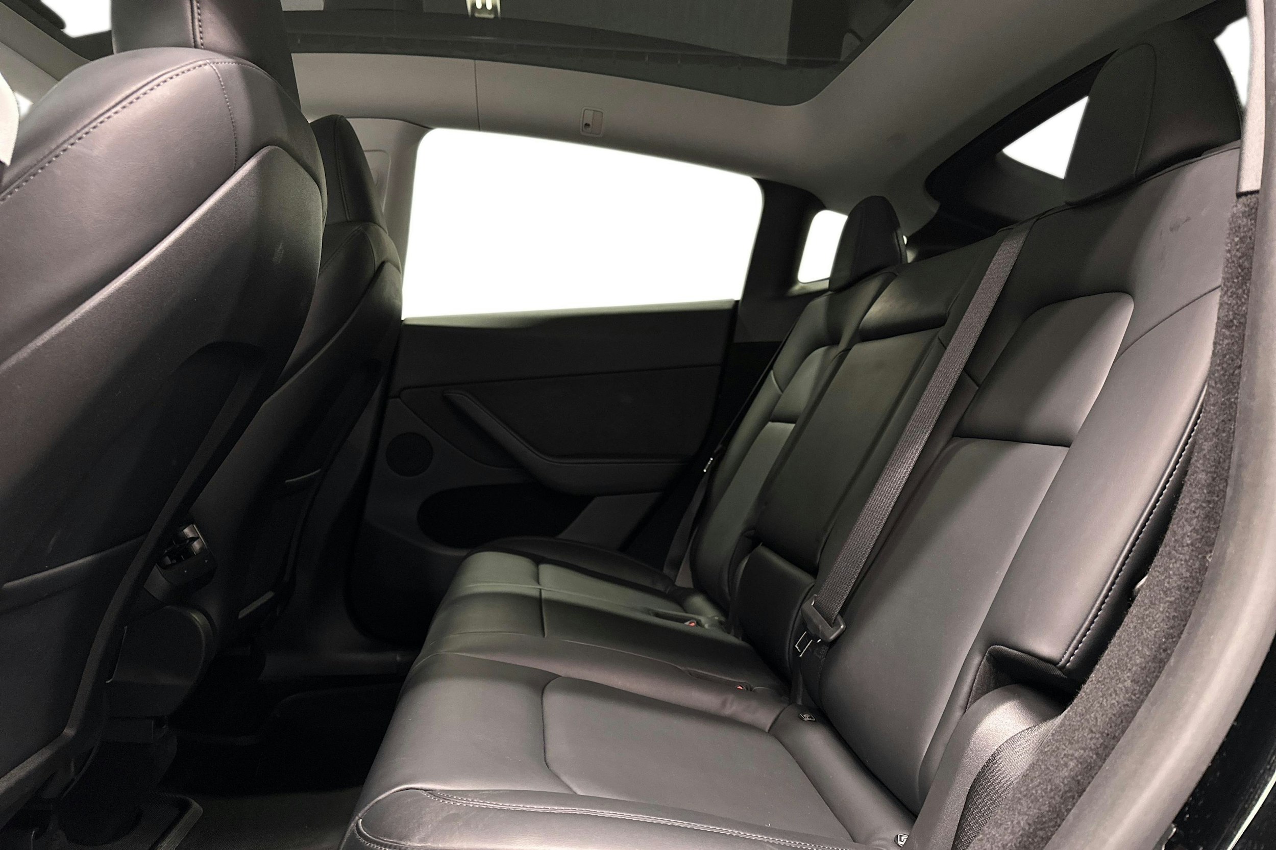 musta Tesla Model Y 2023 kuva 8.