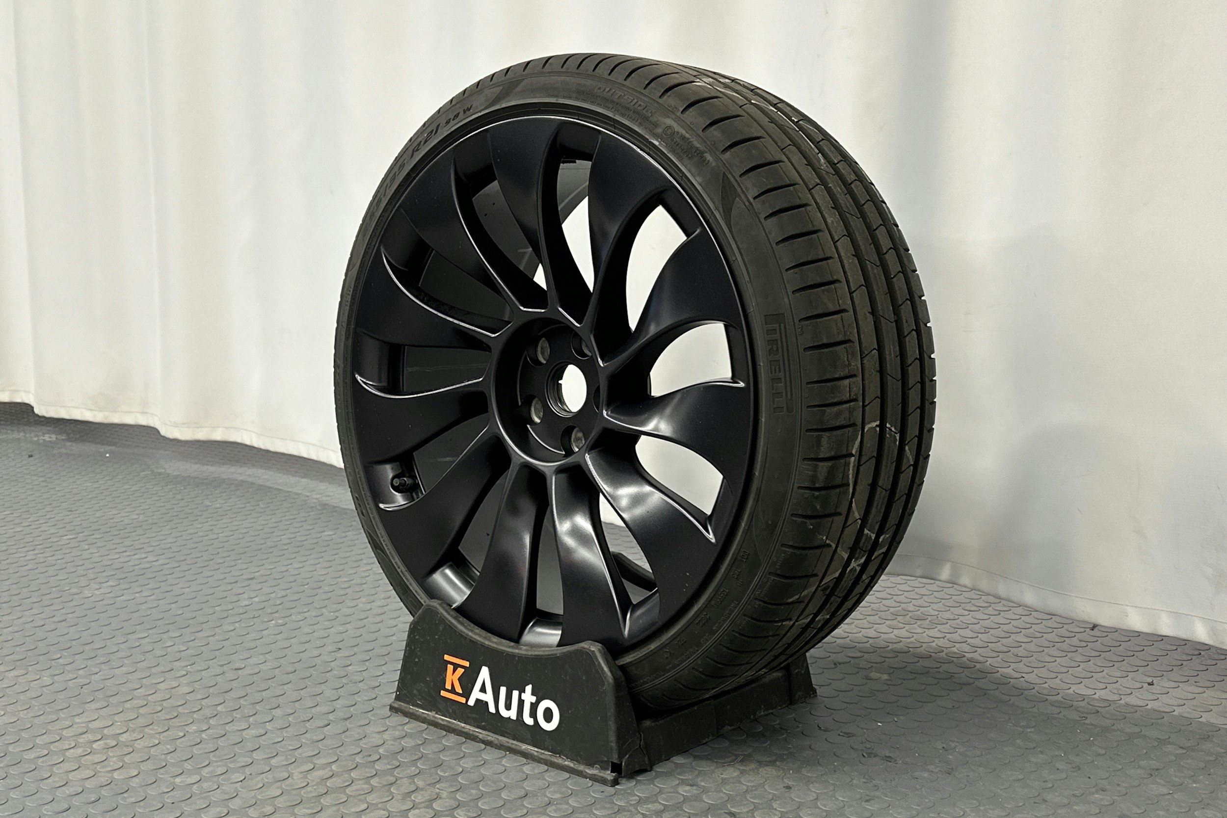 musta Tesla Model Y 2023 kuva 10.