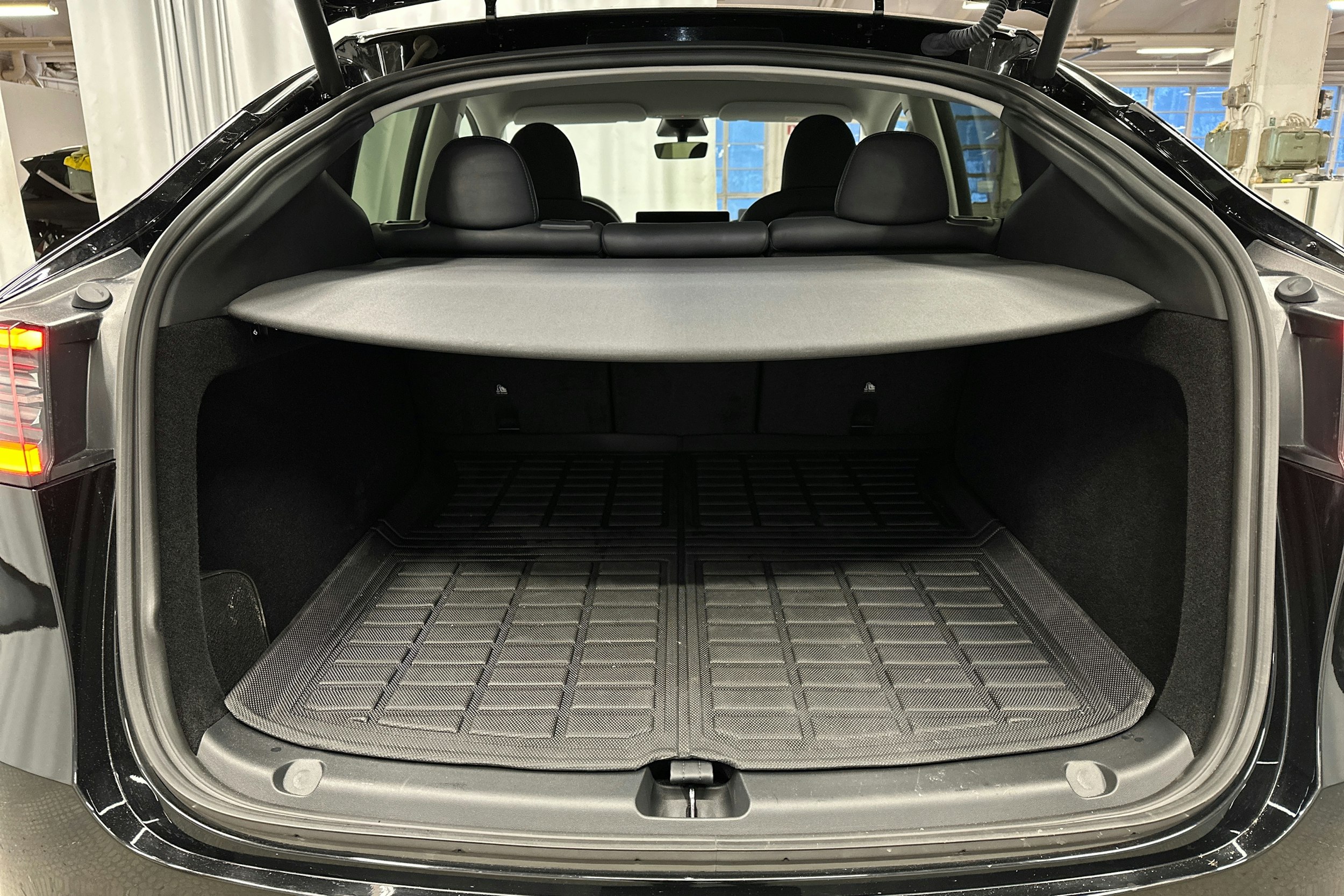 musta Tesla Model Y 2023 kuva 11.