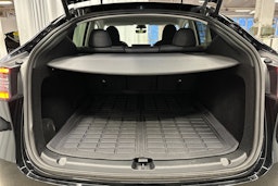 musta Tesla Model Y 2023 kuva 11.