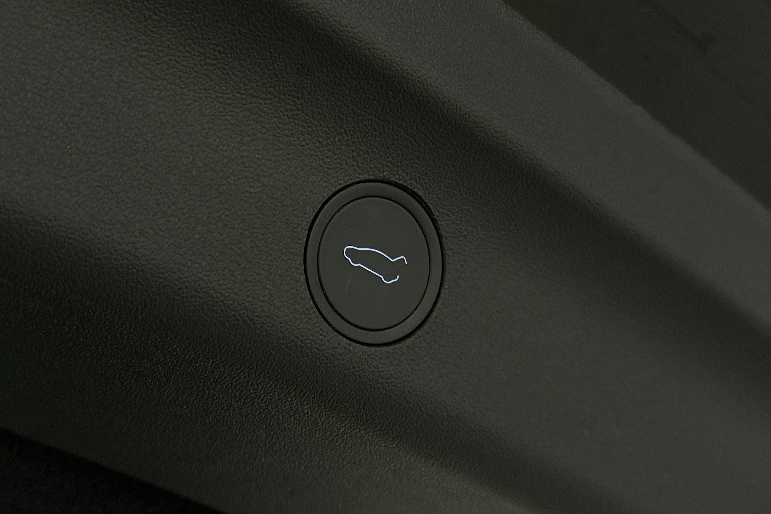 musta Tesla Model Y 2023 kuva 12.