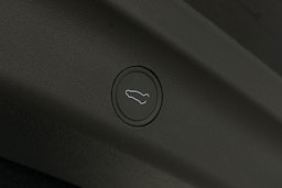 musta Tesla Model Y 2023 kuva 12.