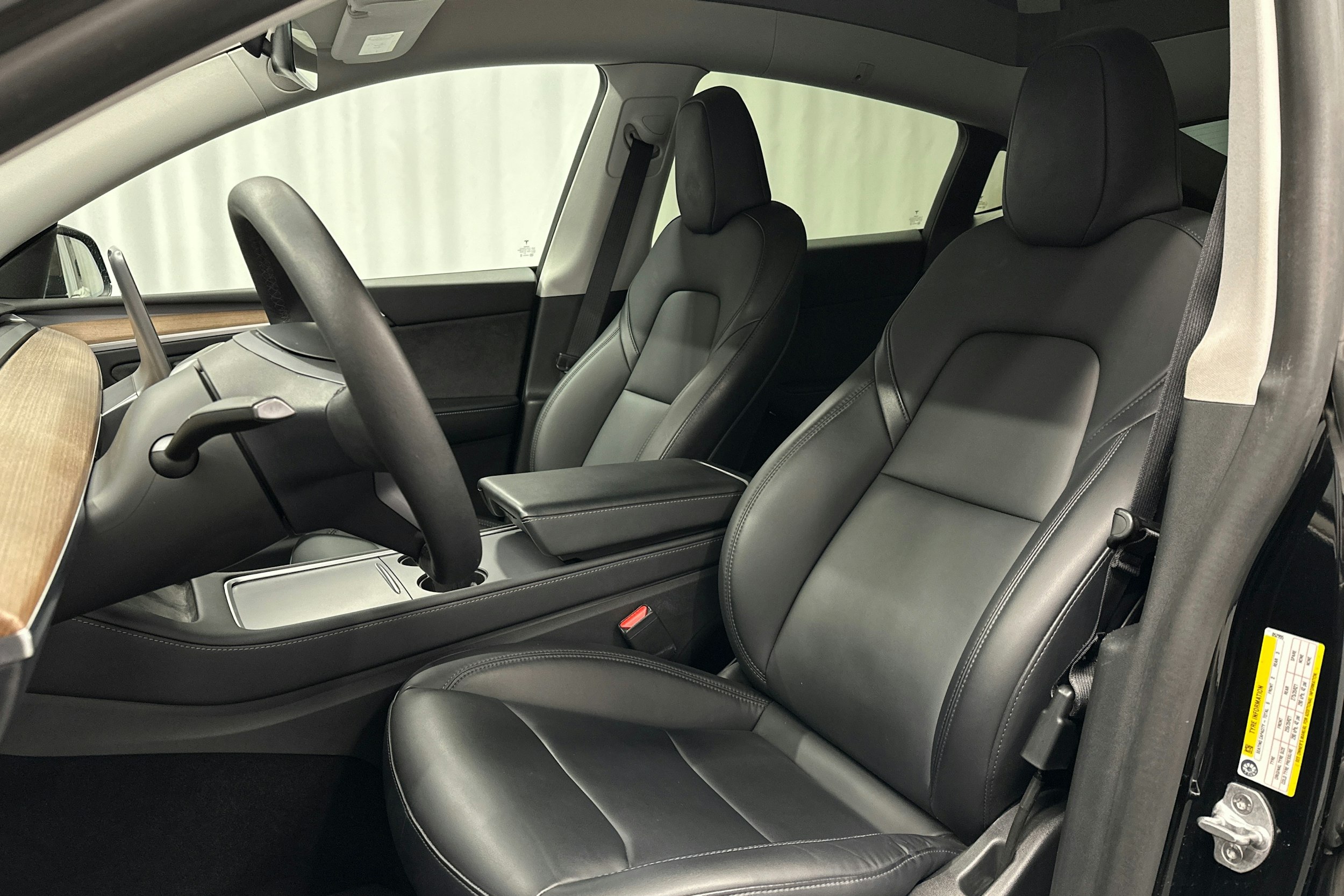 musta Tesla Model Y 2023 kuva 13.