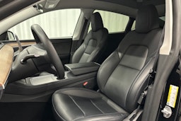 musta Tesla Model Y 2023 kuva 13.