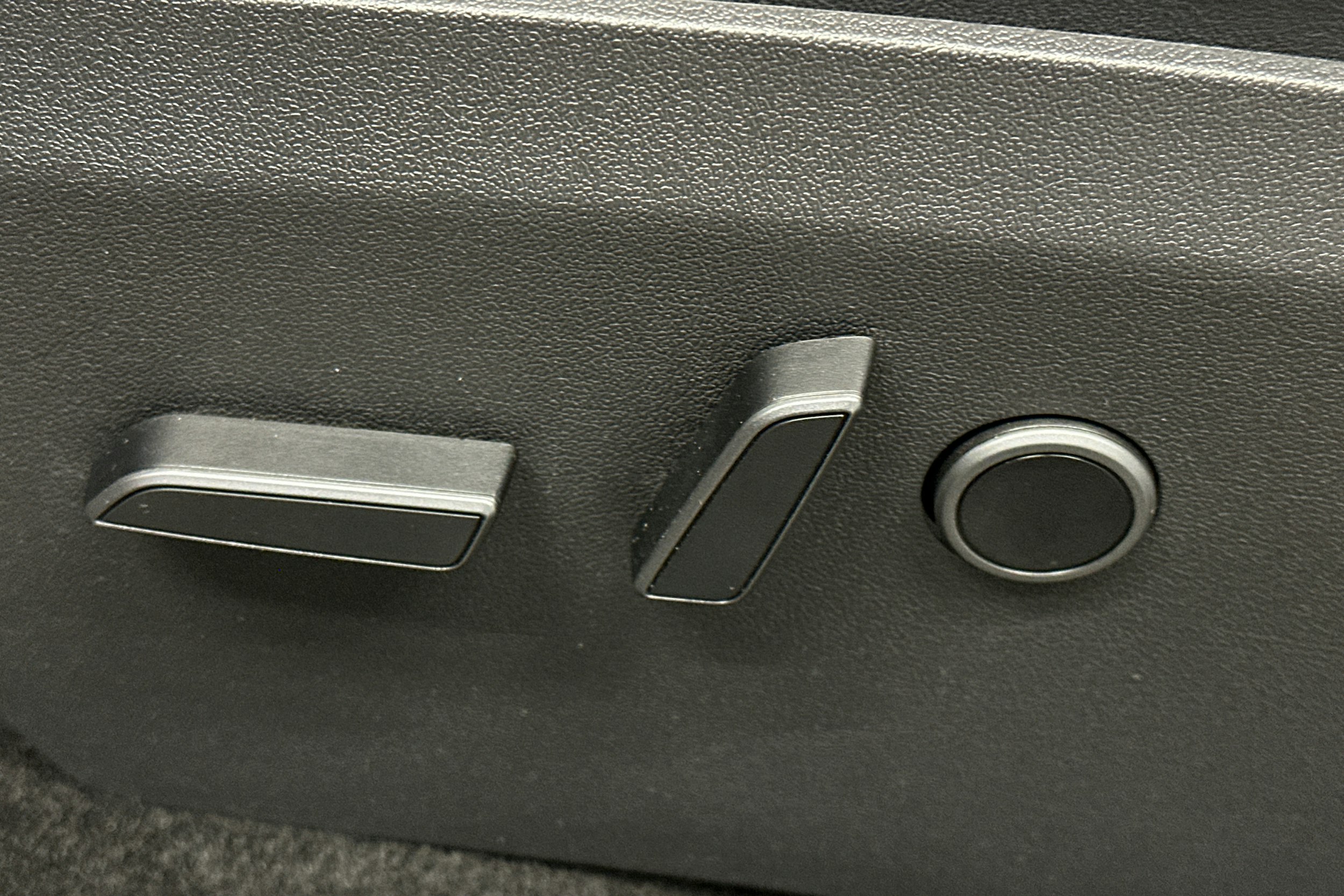 musta Tesla Model Y 2023 kuva 14.