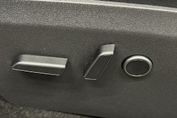 musta Tesla Model Y 2023 kuva 14.