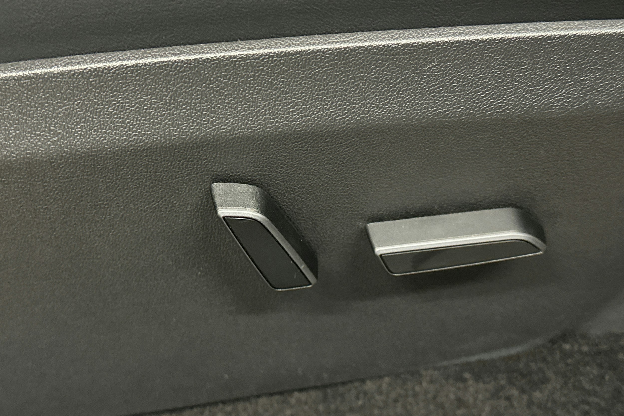 musta Tesla Model Y 2023 kuva 15.