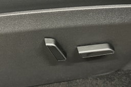 musta Tesla Model Y 2023 kuva 15.