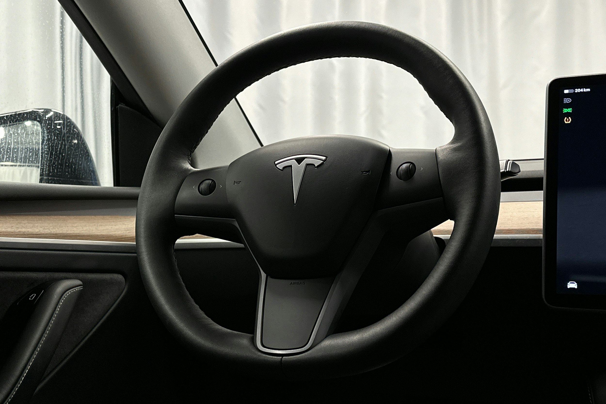 musta Tesla Model Y 2023 kuva 16.
