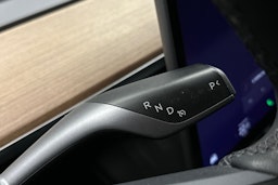 musta Tesla Model Y 2023 kuva 17.