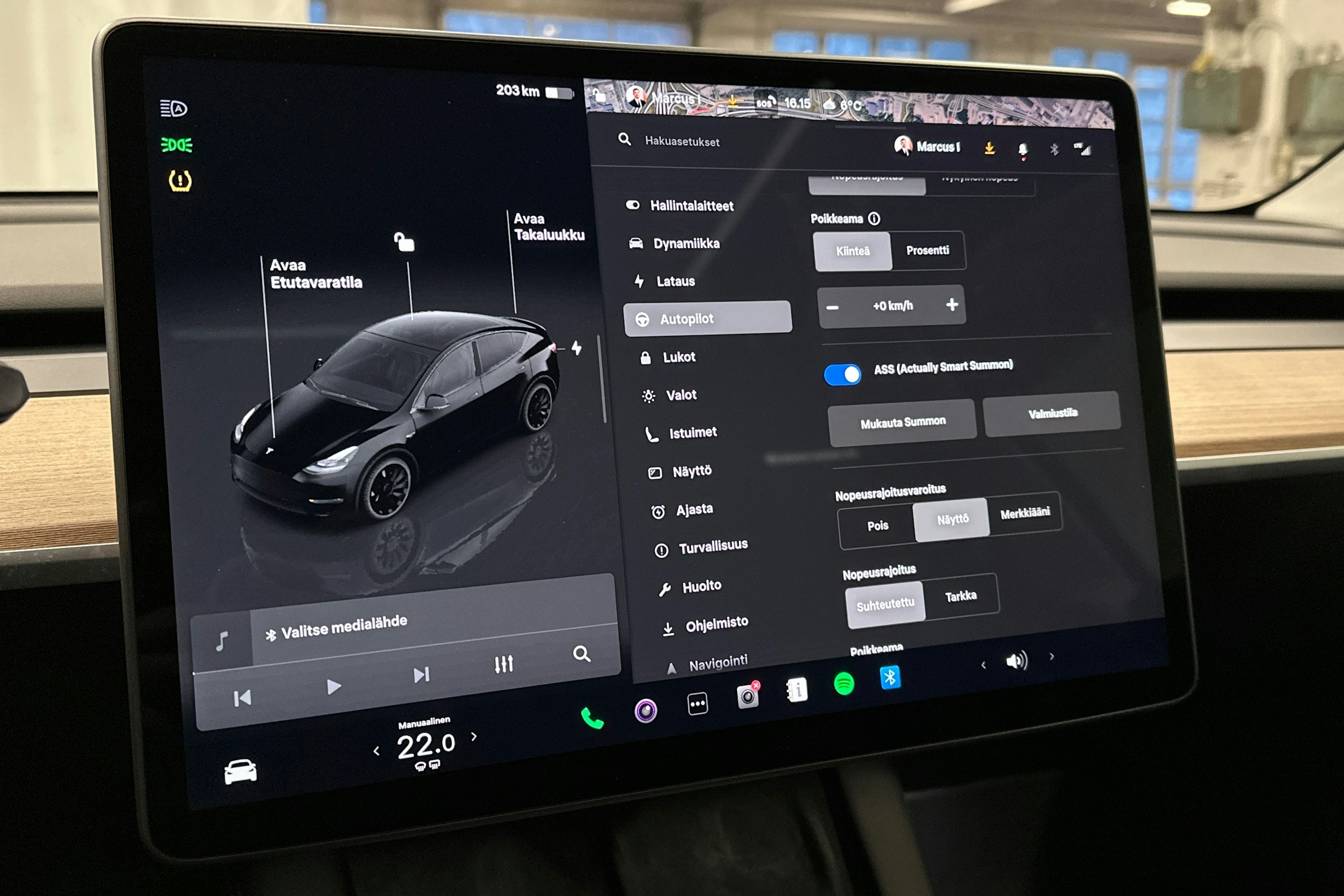 musta Tesla Model Y 2023 kuva 21.