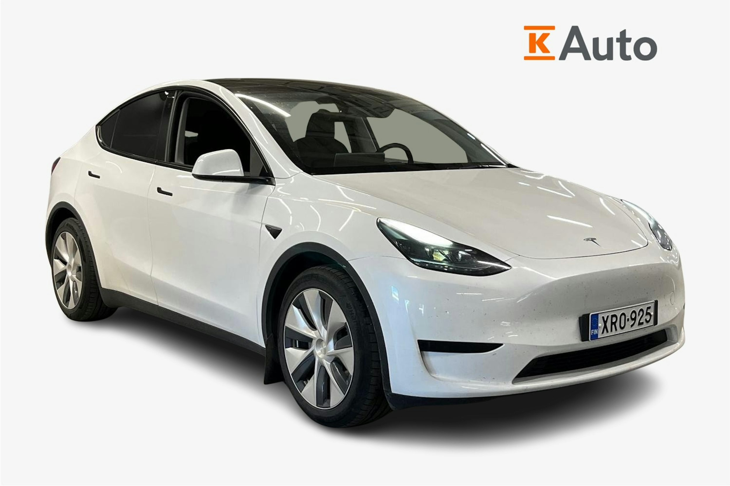 valkoinen Tesla Model Y 2023 kuva 1.