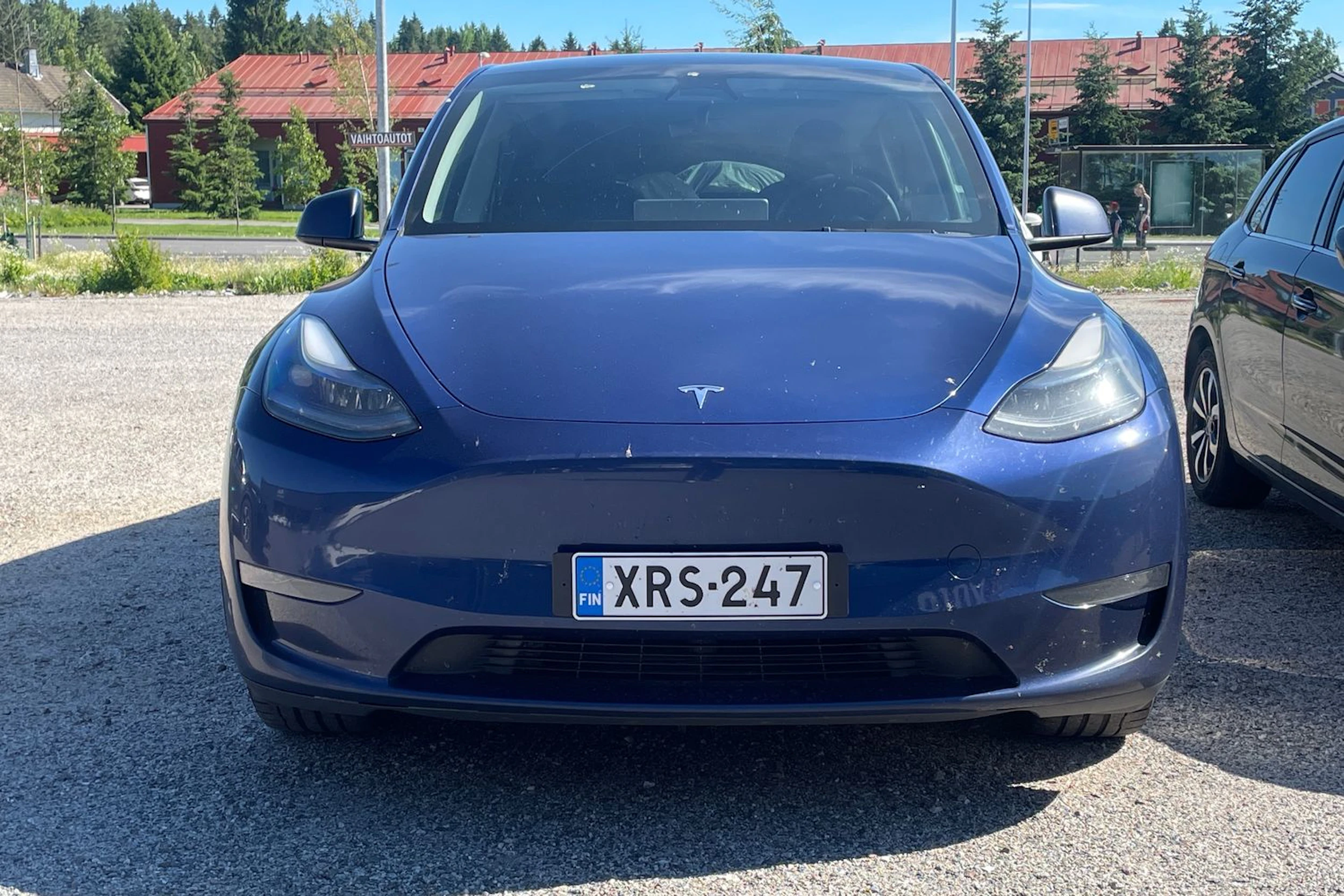 met. sininen Tesla Model Y 2023 kuva 4.