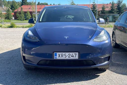 met. sininen Tesla Model Y 2023 kuva 4.