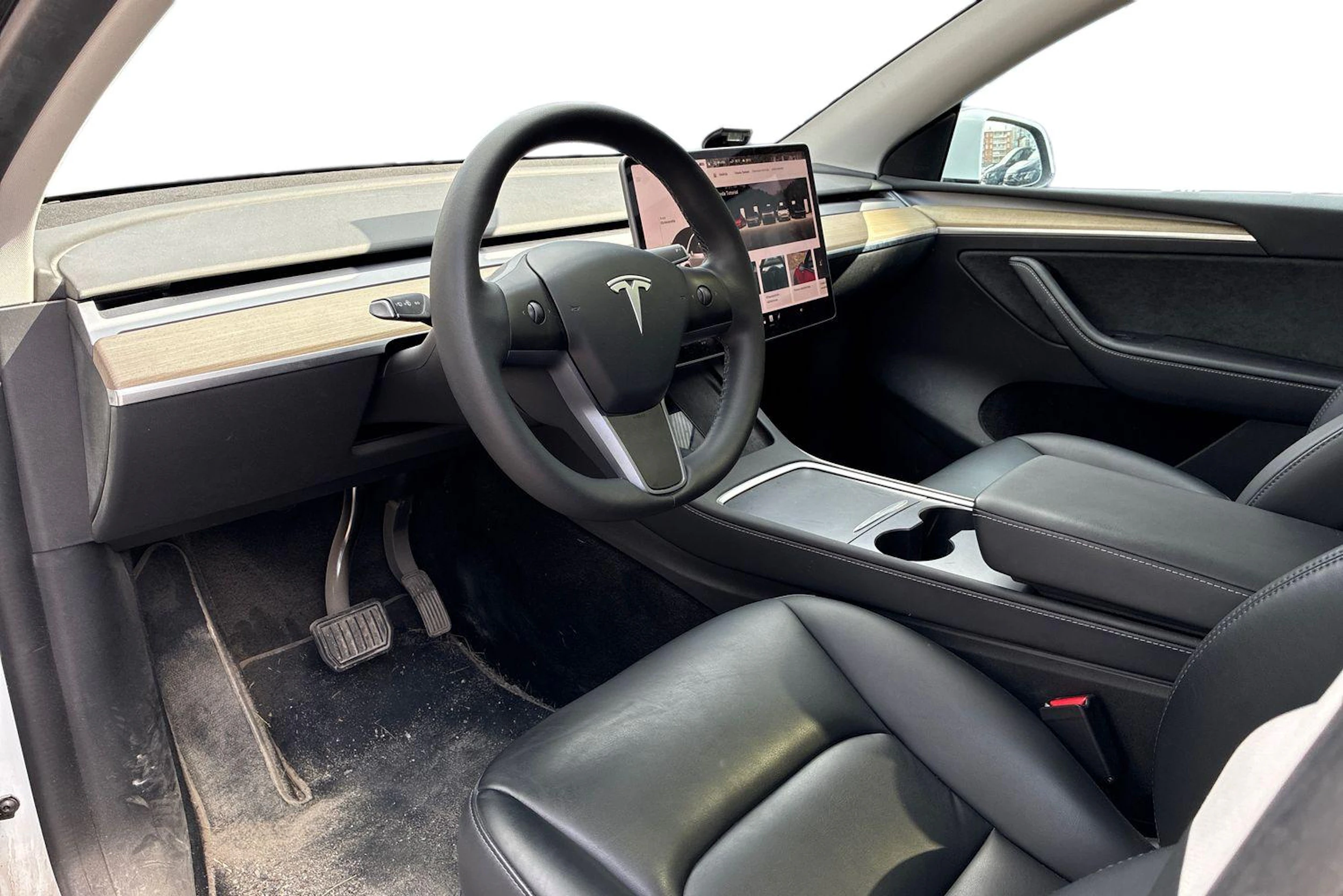 valkoinen Tesla Model Y 2023 kuva 3.