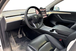 valkoinen Tesla Model Y 2023 kuva 3.