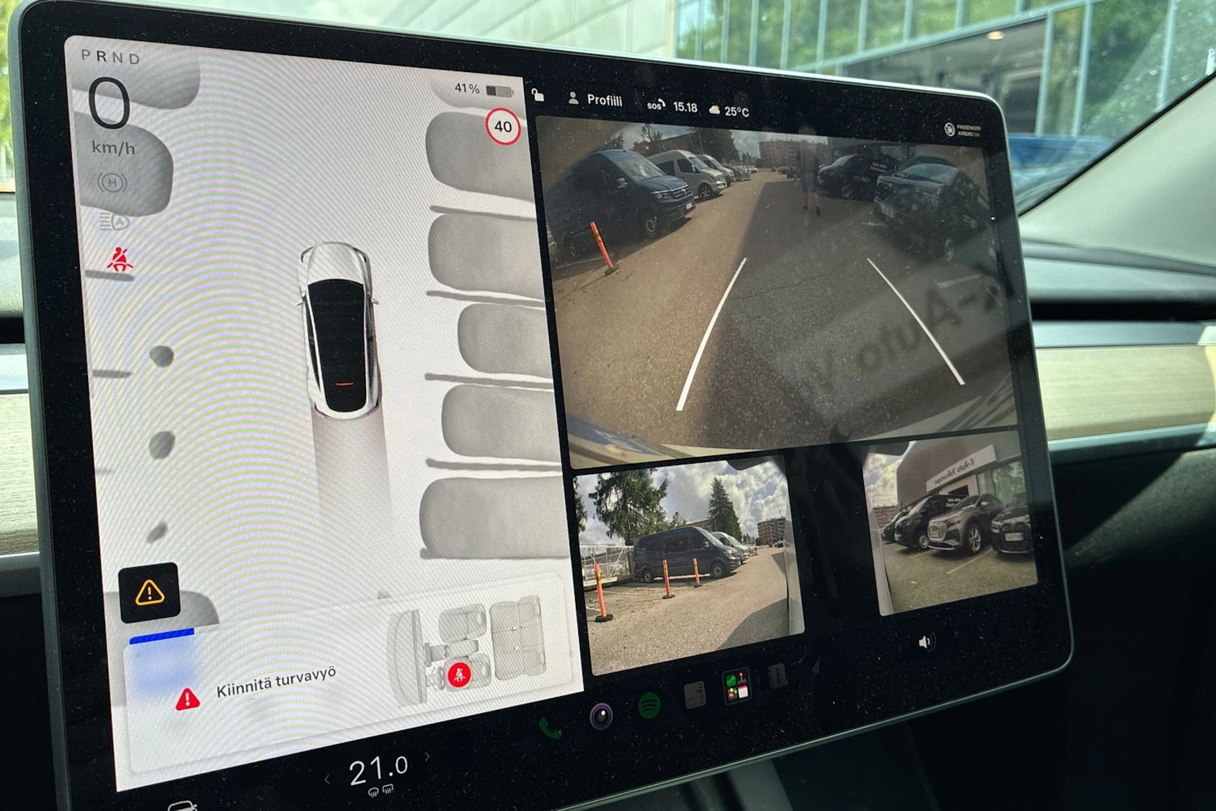 valkoinen Tesla Model Y 2023 kuva 4.