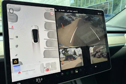 valkoinen Tesla Model Y 2023 kuva 4.