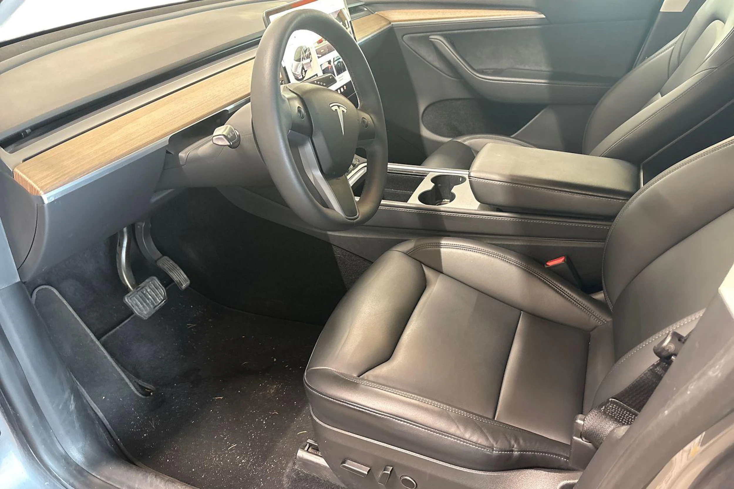 harmaa Tesla Model Y 2023 kuva 3.