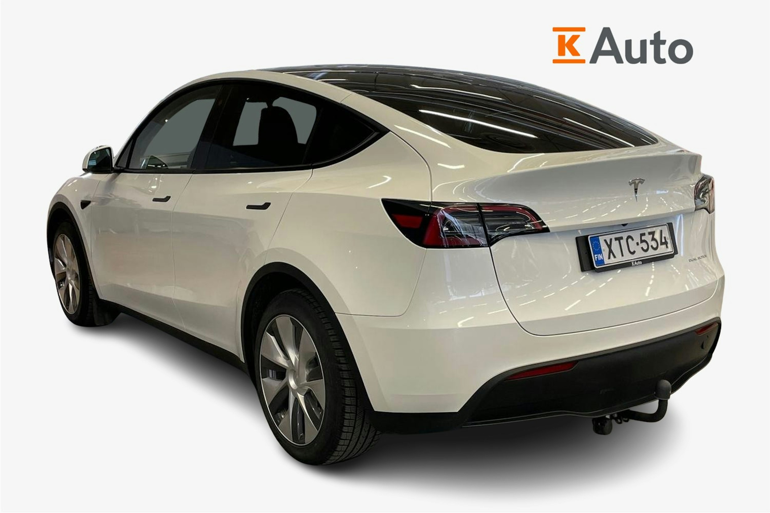 valkoinen Tesla Model Y 2023 kuva 2.