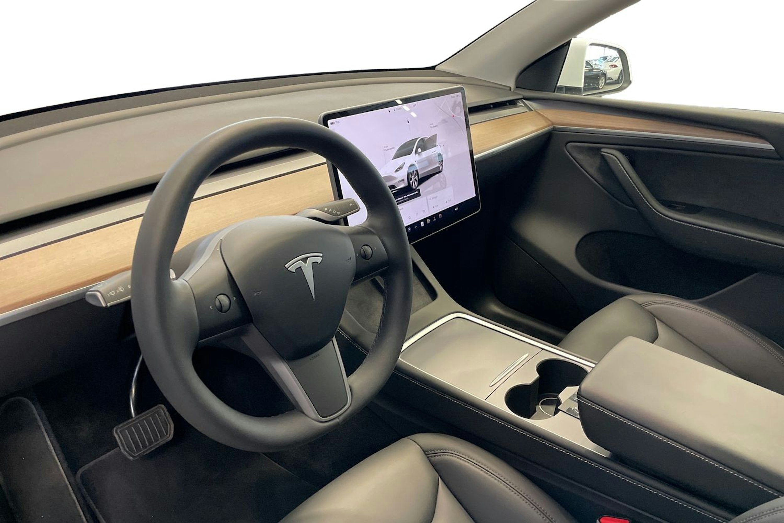 valkoinen Tesla Model Y 2023 kuva 7.