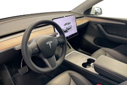 valkoinen Tesla Model Y 2023 kuva 7.