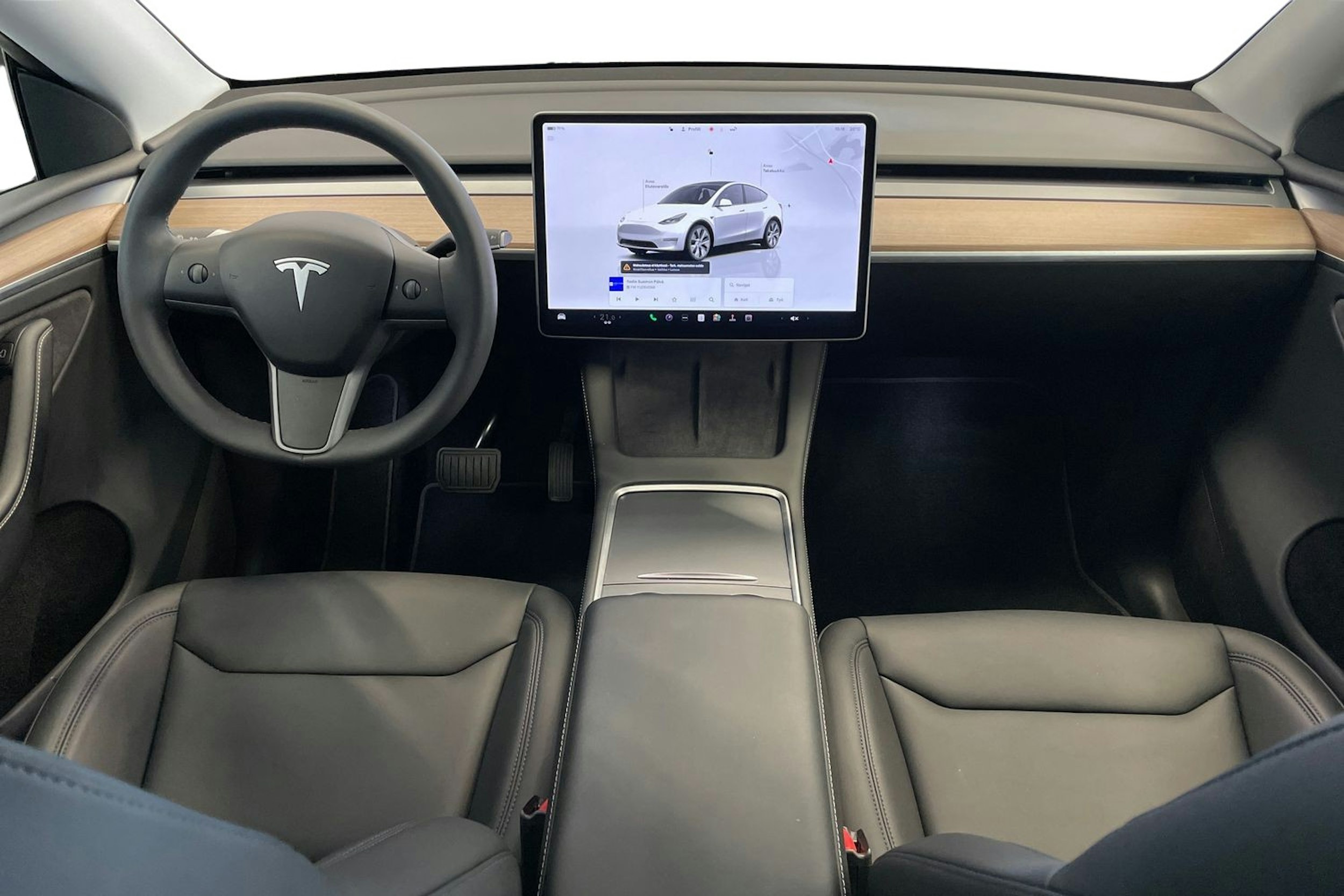 valkoinen Tesla Model Y 2023 kuva 9.