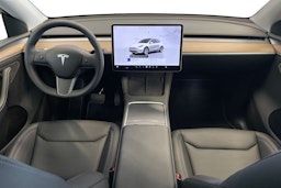 valkoinen Tesla Model Y 2023 kuva 9.