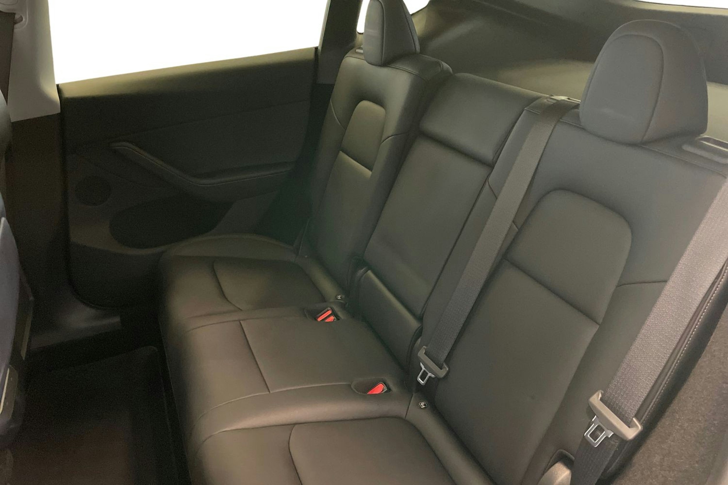 valkoinen Tesla Model Y 2023 kuva 10.