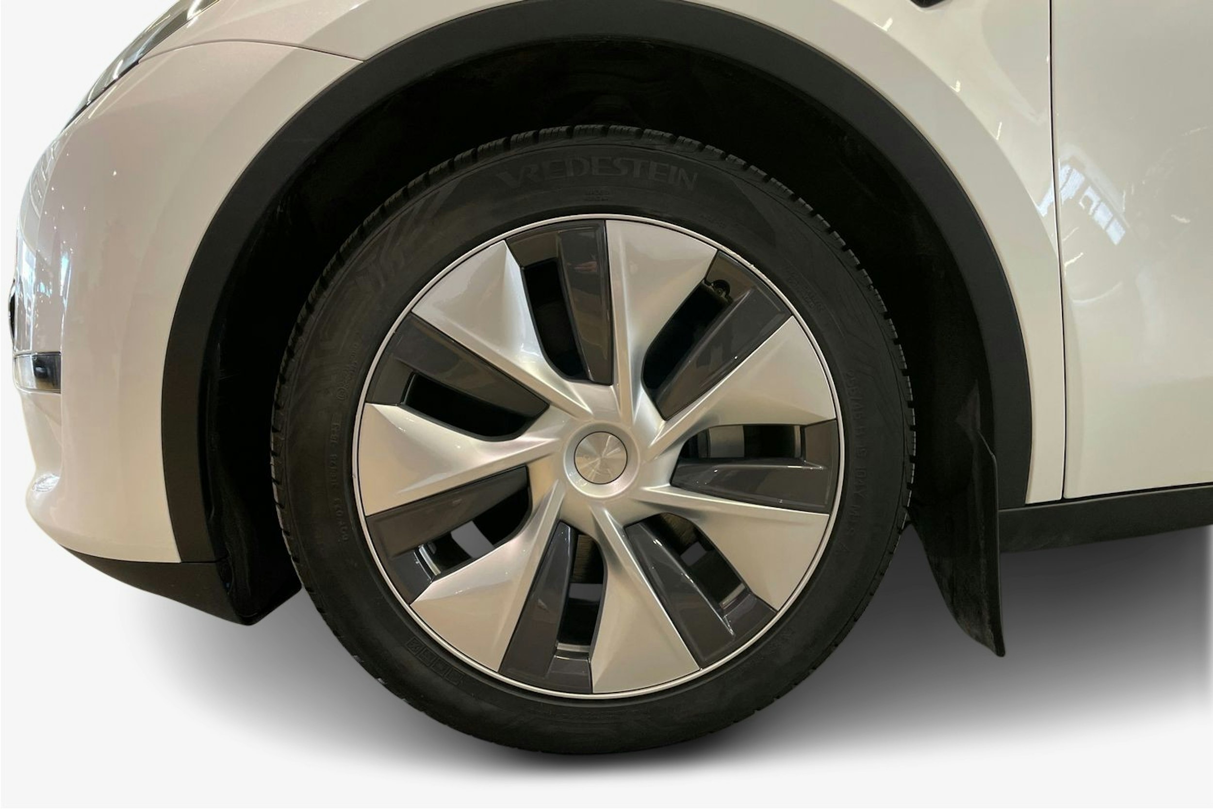 valkoinen Tesla Model Y 2023 kuva 11.