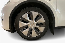 valkoinen Tesla Model Y 2023 kuva 11.