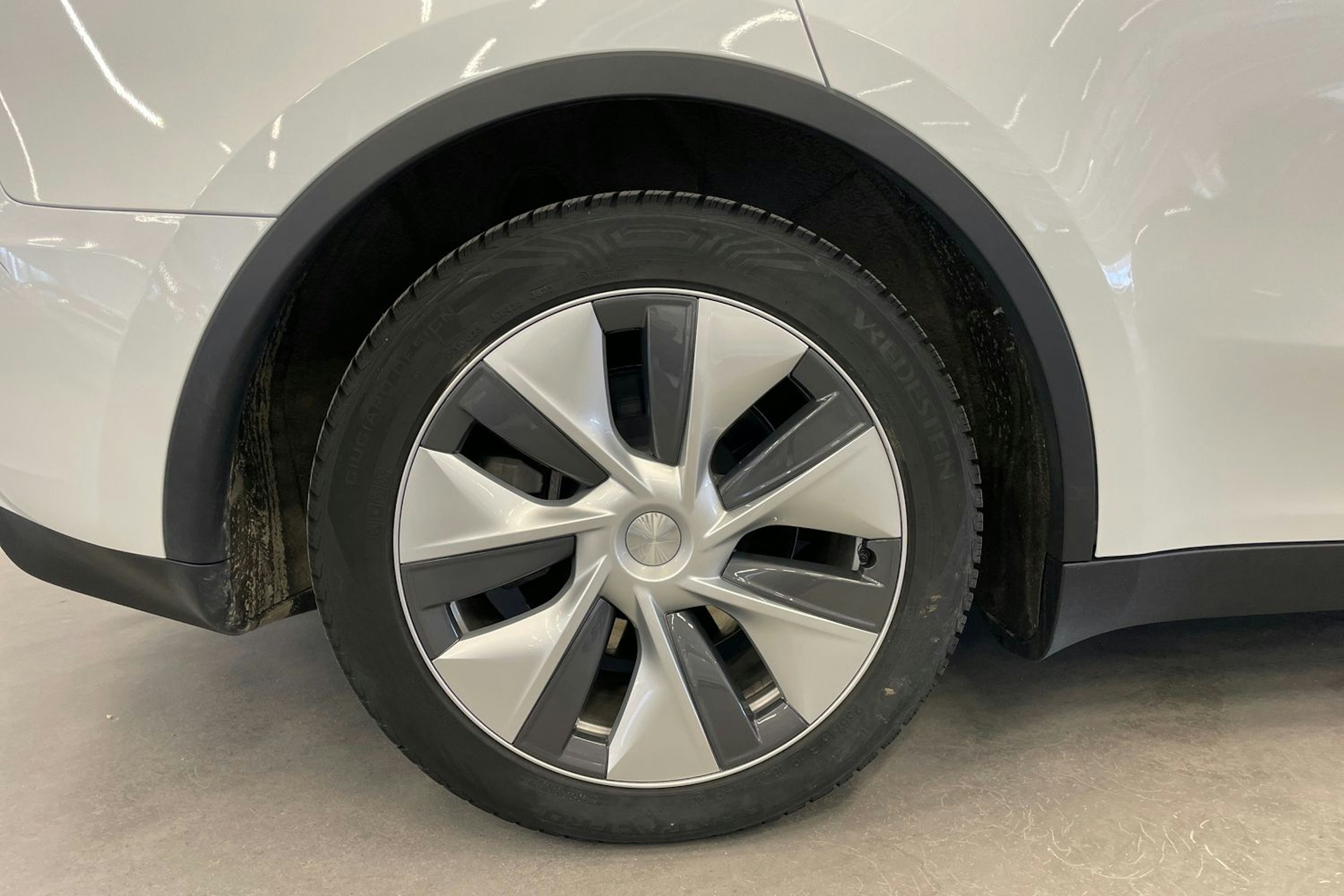 valkoinen Tesla Model Y 2023 kuva 13.