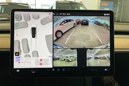 valkoinen Tesla Model Y 2023 kuva 14.