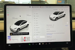valkoinen Tesla Model Y 2023 kuva 15.