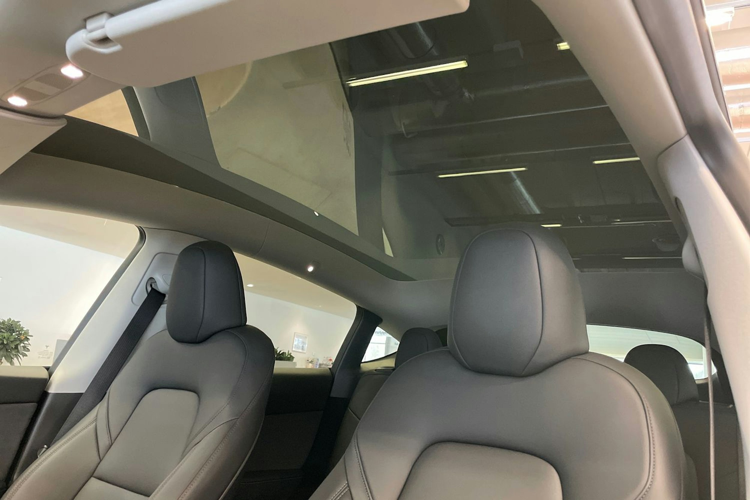 valkoinen Tesla Model Y 2023 kuva 17.