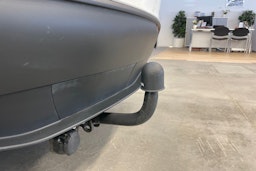 valkoinen Tesla Model Y 2023 kuva 18.