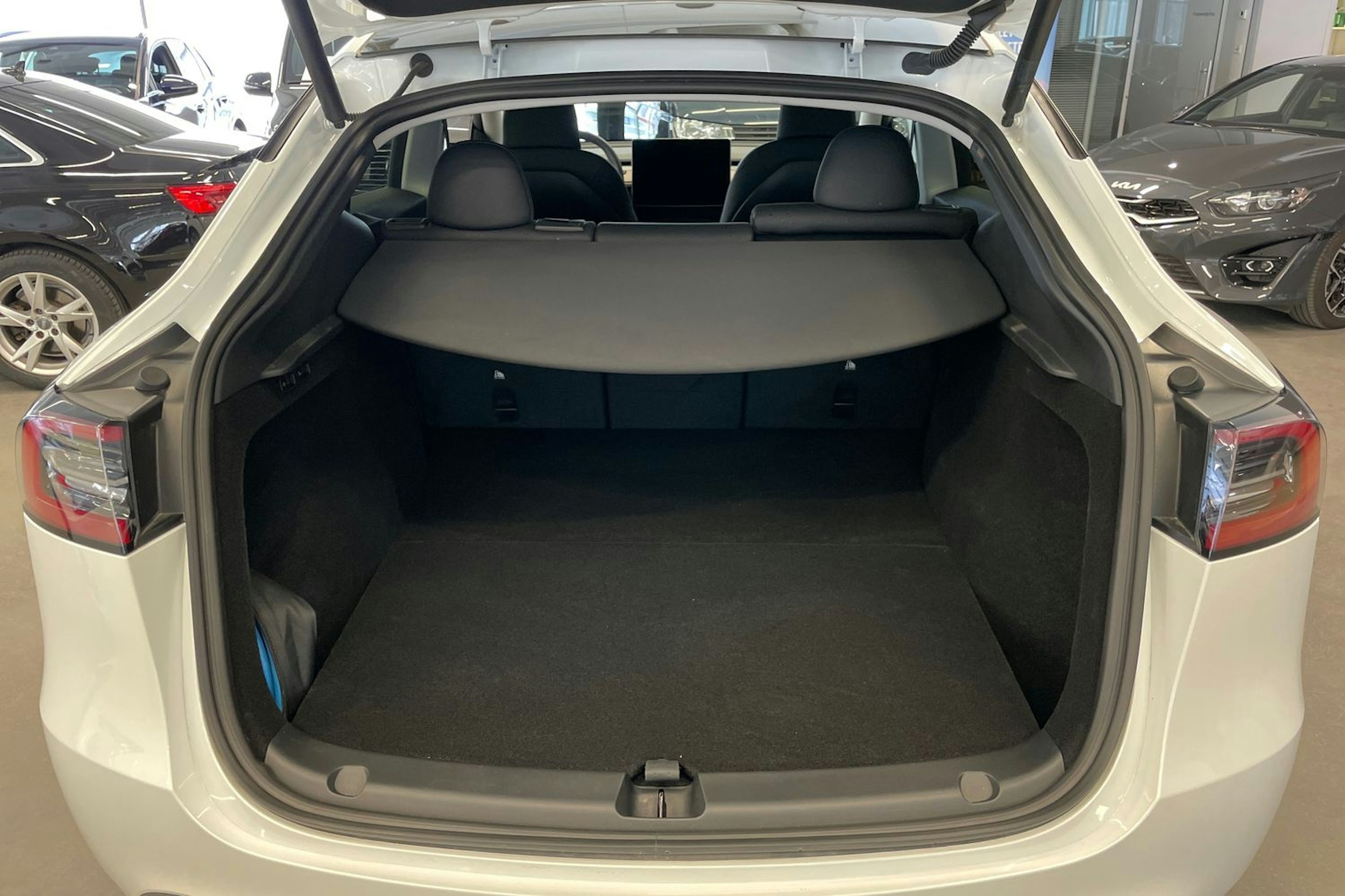 valkoinen Tesla Model Y 2023 kuva 19.