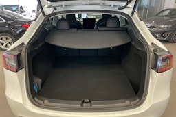 valkoinen Tesla Model Y 2023 kuva 19.